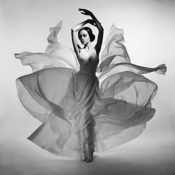 Art Fashion Studio Φωτογραφία Της Όμορφης Κομψής Γυναίκας Blowing Φόρεμα — Φωτογραφία Αρχείου