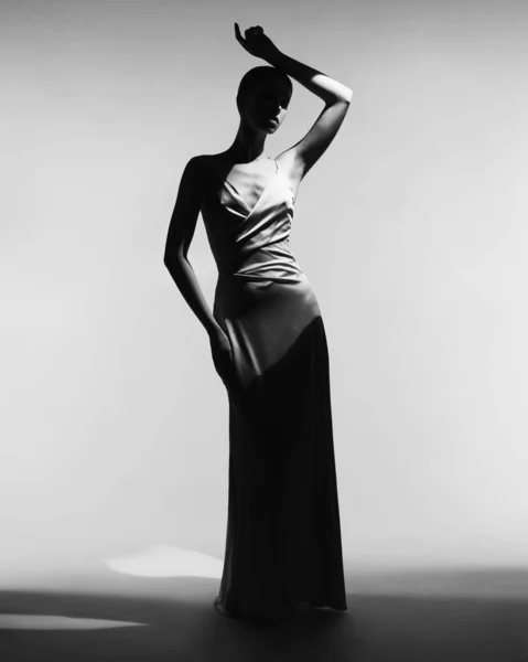 Femme Robe Élégante Mode Belle Pose Mannequin Studio Tenue Soirée — Photo