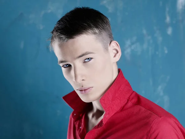 Retrato Hombre Elegante Guapo Una Camisa Color Rojo Brillante — Foto de Stock