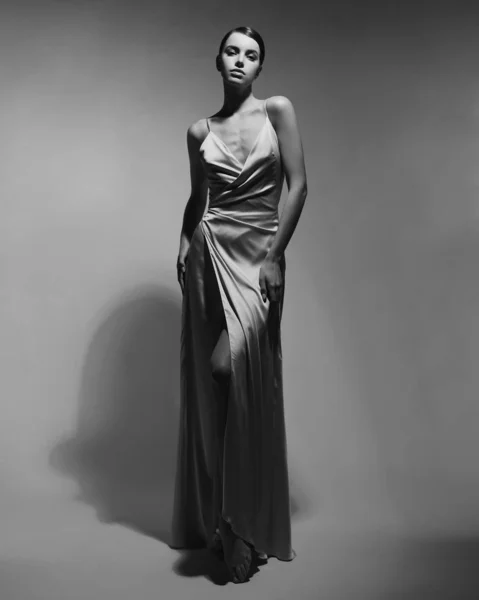 Γυναίκα Κομψό Μοντέρνο Φόρεμα Όμορφο Μοντέλο Θέτουν Στούντιο Βραδινά Ρούχα — Φωτογραφία Αρχείου