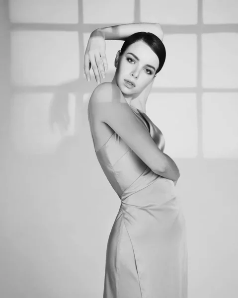 Жінка Елегантній Модній Сукні Красива Модель Позування Студії Вечірньому Одязі — стокове фото
