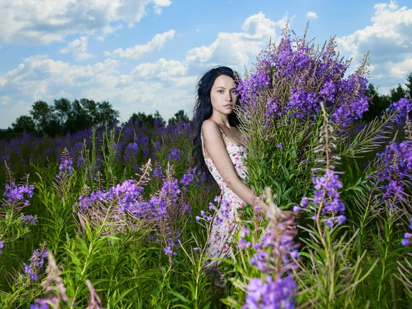 若い美少女が畑で花を摘む セクシーな女性が夏の公園を歩く — ストック写真
