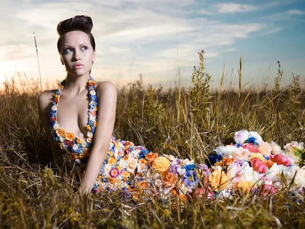 Moda Zdjęcie Pięknej Pani Sukience Kwiatów Piękna Kobieta Pozować Outdors — Zdjęcie stockowe