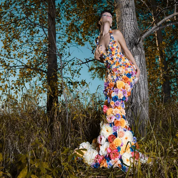 Mode Foto Vacker Dam Klänning Blommor Vacker Kvinna Poserar Outdors — Stockfoto