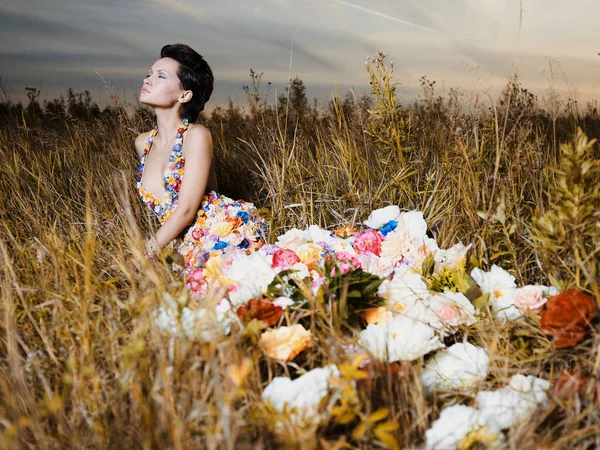 Mode Foto Vacker Dam Klänning Blommor Vacker Kvinna Poserar Outdors — Stockfoto