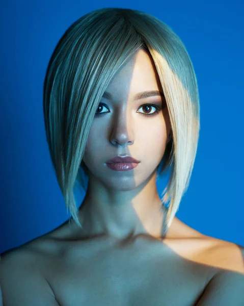 Studio Mody Portret Pięknej Azjatki Blond Krótkimi Włosami Jasny Makijaż — Zdjęcie stockowe