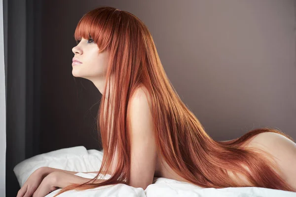 Divatportré Fiatal Érzéki Nőről Ágyban Vörös Hajú Hölgy Hálószobában Meztelen — Stock Fotó