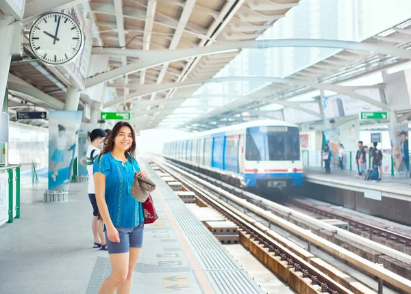 Tonåring flicka som står på plattformen tågstation — Stockfoto