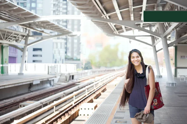 Teen girl standing on train platform station — Stock Photo, Image