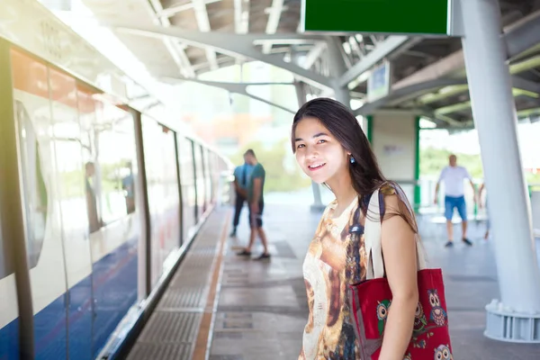 Teen κορίτσι στέκεται στο σιδηροδρομικό πλατφόρμα — Φωτογραφία Αρχείου