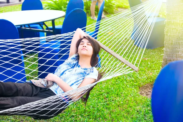 Teenagermädchen ruht mit geschlossenen Augen in der Hängematte im Resort — Stockfoto