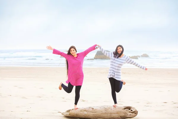 Deux adolescent les filles équilibrage sur log à plage — Photo