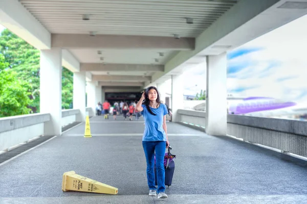 空港ターミナルで荷物と歩いている十代の少女 — ストック写真