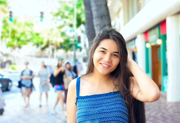 Biracial teen dziewczyna uśmiechając się na ulicy w Waikiki — Zdjęcie stockowe