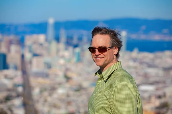 Sonriente hombre caucásico sonriendo, ciudad de San Francisco en backgrou — Foto de Stock