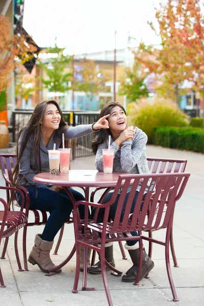 Two teen girls at outdoor cafe drinking boba tea together — Stock Photo, Image