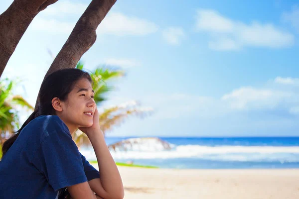 Biracial adolescente no Havaí olhando para fora sobre o oceano — Fotografia de Stock