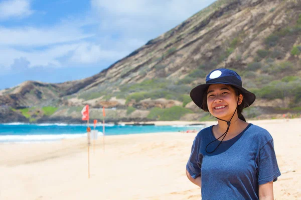 Hawaii plajda durup biracial genç kız gülümseyerek — Stok fotoğraf