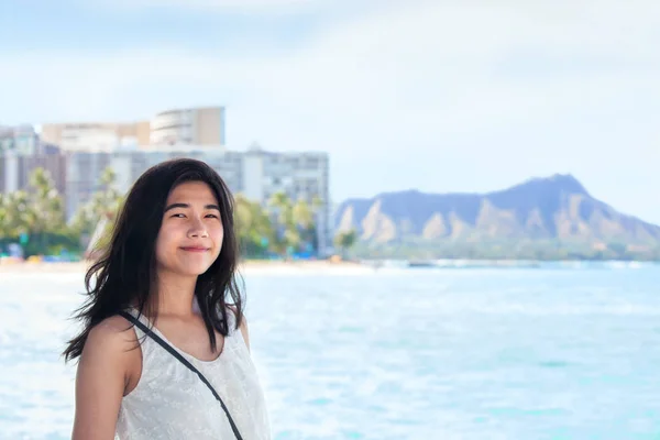 Biracial adolescente chica en Hawaii, Diamond Head en segundo plano —  Fotos de Stock