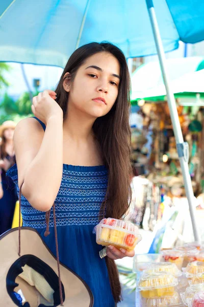 ハワイ農家のマルで果実のためショッピング異人種間の若い女性 — ストック写真