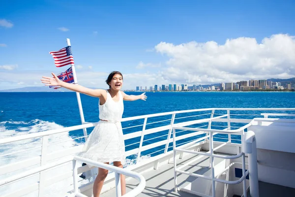 Tiener meisje op cruiseschip in de baai van Waikiki, Honolulu, Hawaï — Stockfoto
