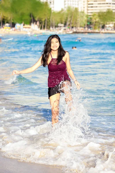 Tiener meisje schoppen op golven in Waikiki, Honolulu, Hawaï — Stockfoto