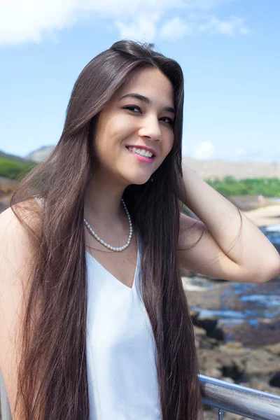 Biracial joven mujer o adolescente sonriendo, playa hawaiana en backgrou —  Fotos de Stock