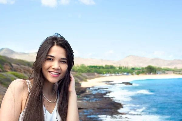 Biracial young woman or teen smiling, Hawaiian beach in backgrou — Stock Photo, Image