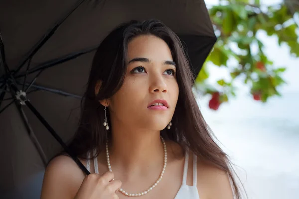 Fiatal nő, esernyő, esős napon, strand — Stock Fotó