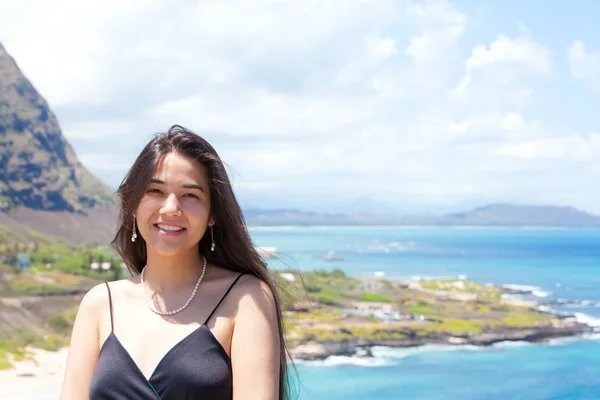 Feliz chica adolescente sonriendo con el océano hawaiano en el fondo — Foto de Stock