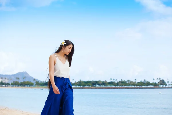 Chica adolescente con pantalones azules caminando en la playa en Waikiki —  Fotos de Stock