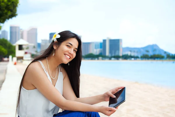 Biracial teen dziewczyna na plaży przy użyciu komputera typu tablet, Waikiki, Hono — Zdjęcie stockowe