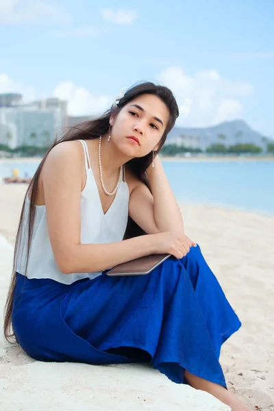 混血儿的青少年坐在夏威夷海滩上思考。威基基, 惠农 — 图库照片