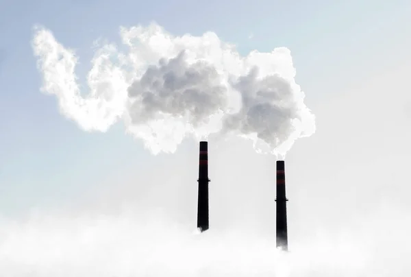 Smokestack sending out plumes of white smoke — Stock Photo, Image