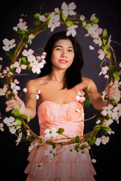 Biracial Teen girl en robe rose tenant une couronne de fleurs — Photo