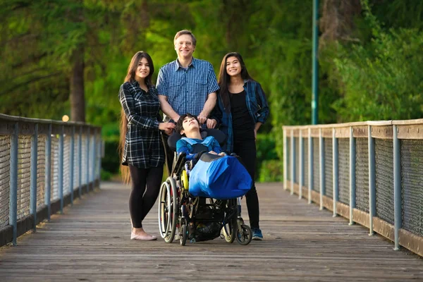 Vater steht mit Kindern auf Holzbrücke — Stockfoto