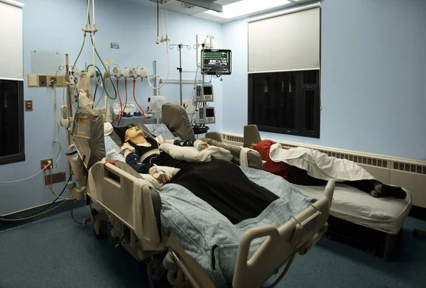Hastane yatağında uyuyan şişmanların yanında baygın yatan engelli bir çocuk. — Stok fotoğraf