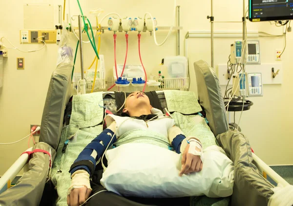 Jeune Adolescent Handicapé Couché Dans Lit Hôpital Inconscient Après Avoir — Photo