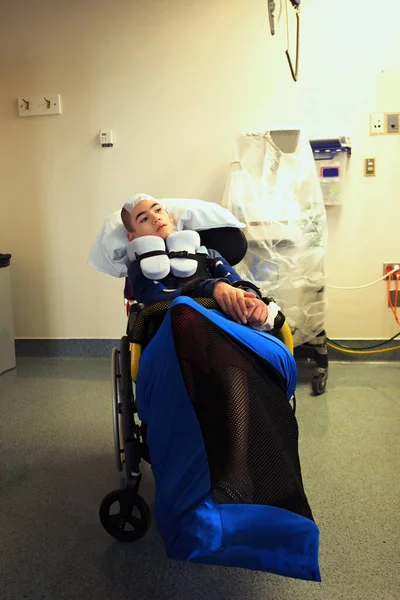Zmęczony Niepełnosprawny Birasowy Azji Nastolatek Chłopiec Siedzi Wózku Inwalidzkim Szpitalu — Zdjęcie stockowe