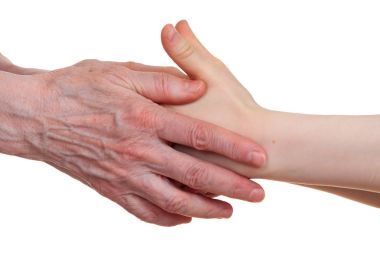 Yaşlı ve genç her diğer, beyaz bir arka plan üzerinde izole elele.