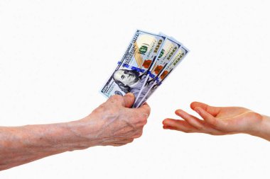 Eski holding üç yüz dolar ve beyaz bir arka plan üzerinde izole para alarak genç el el.