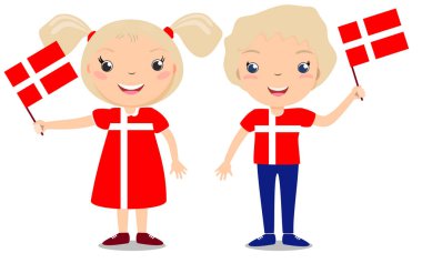 Gülümseyen çocuk, kız, beyaz arka plan üzerinde izole bir Danimarka bayrağı tutarak. 