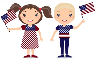 Gülümseyen çocuk, erkek ve kız, beyaz arka plan üzerinde izole bir Amerikan bayrağı tutarak. 