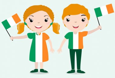 Chilldren, erkek ve kız, beyaz arka plan üzerinde izole bir İrlanda bayrağı tutarak gülümseyen.