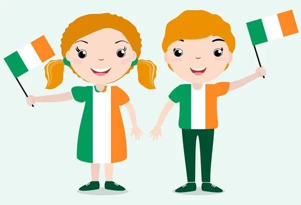 Chilldren sorridente, menino e menina, segurando uma bandeira da Irlanda isolado em fundo branco . — Vetor de Stock