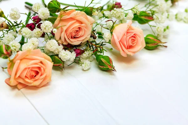 Μπουκέτο τριαντάφυλλα στο τραπέζι λευκό — Φωτογραφία Αρχείου