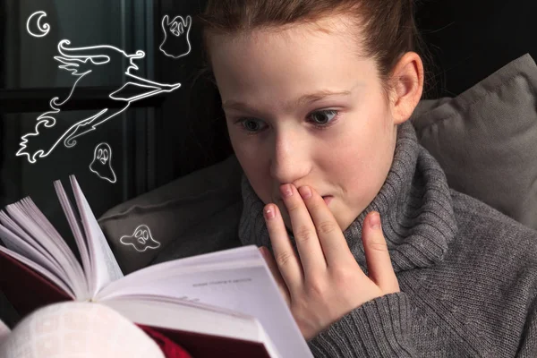 Retrato de una chica leyendo un libro muy interesante y aterrador — Foto de Stock