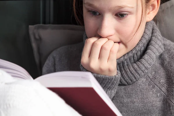 Retrato de menina lendo livro muito interessante — Fotografia de Stock