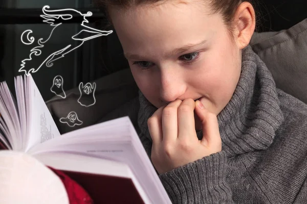 Retrato de una chica leyendo un libro muy interesante y aterrador — Foto de Stock