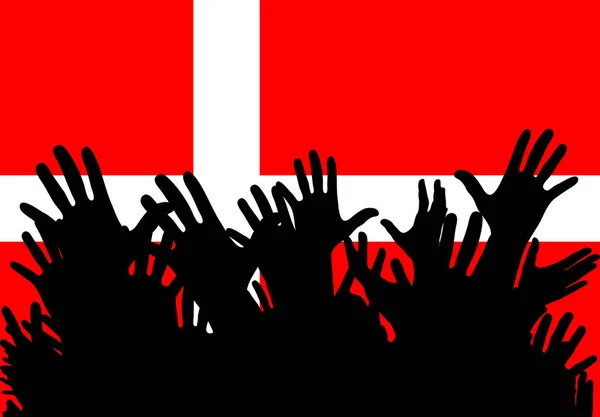 Ruce vzhůru siluety na vlajce Dánsko. Dav fanoušků fotbal, hry, veselé lidi na večírku. — Stockový vektor